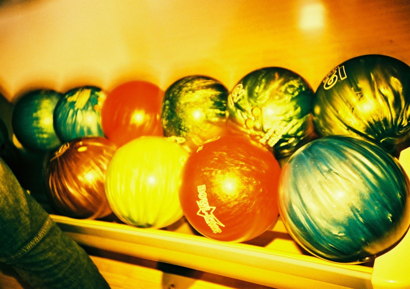 Bunte Bowlingkugeln (Lomo)