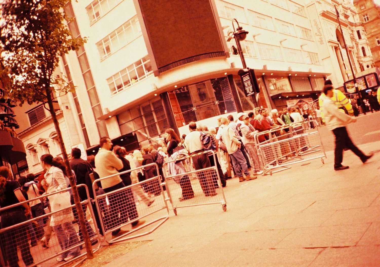 Menschenmenge an Absperrgittern in London (Lomo)